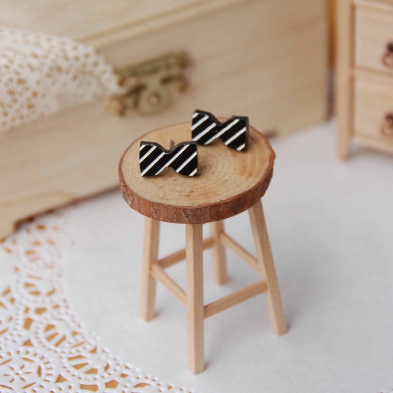 极简黑色条纹蝴蝶结/抗过敏钢针/可改夹式 - 耳环/耳夹 - 压克力 黑色