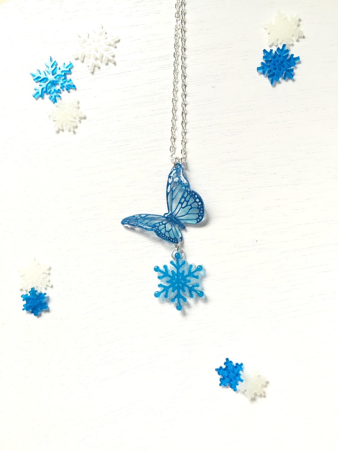 ‘冬日限定’雪花纷飞蓝色纹理手绘蝴蝶雪花颈链 - 颈链 - 硅胶 蓝色