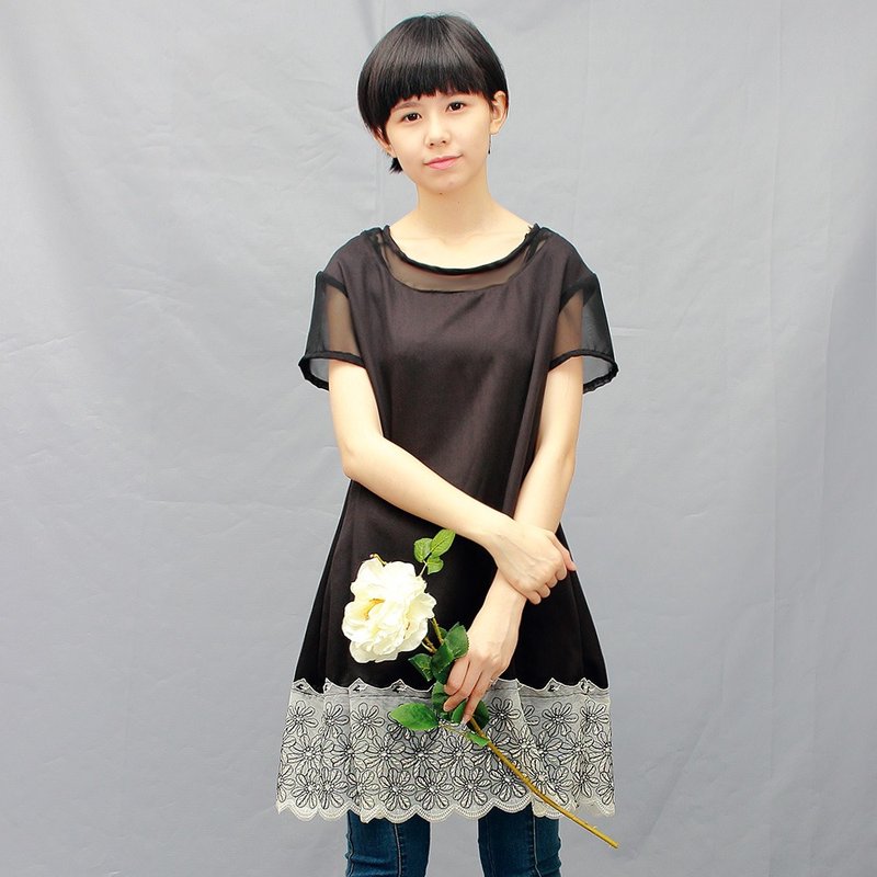 圣诞 礼物**黑白色蕾丝/拼接雪纺棉布 /落肩款 长版衣/裙摆造型/洋装/长版T恤 - 女装 T 恤 - 棉．麻 黑色