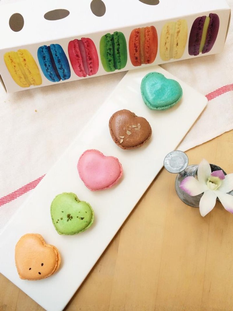 莉雅缤纷五色台湾限定版马卡龙: 地瓜凤梨1入(荣选2014年台中市优质特色伴手礼), 台湾奶茶1入, 台湾芋头1入, 台湾抹茶奶盖绿1入, 咖啡拿铁1入 - 蛋糕/甜点 - 新鲜食材 