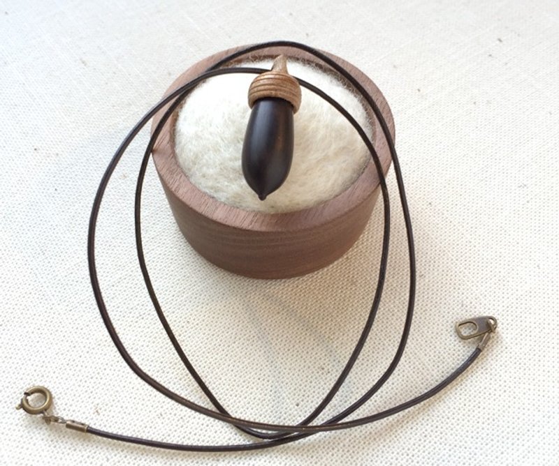 The pendant with wooden acorn - one of a kind 005 - 项链 - 木头 黑色