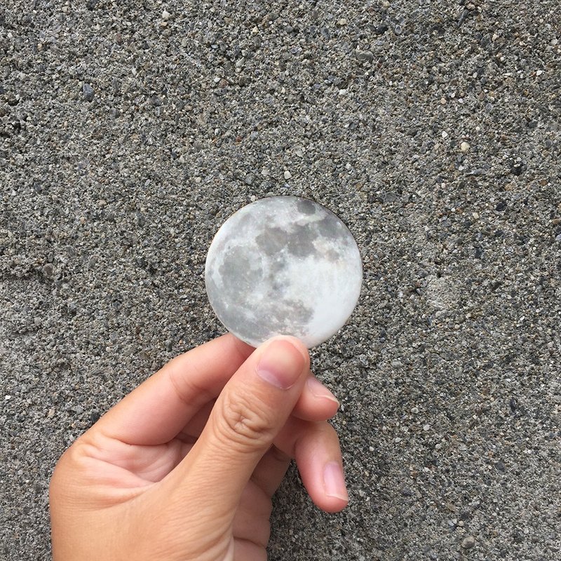 小月球胸章 - 胸针 - 其他金属 灰色