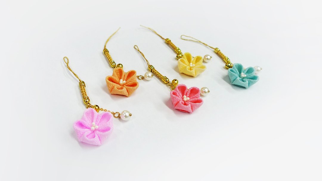 【若桑】花铃 つまみ细工 日式布花 梅花 手机吊饰 - 钥匙链/钥匙包 - 丝．绢 红色