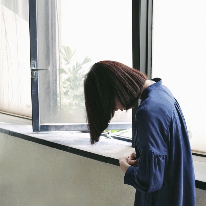 蓝蓝香 落肩衫 - 女装衬衫 - 其他材质 蓝色