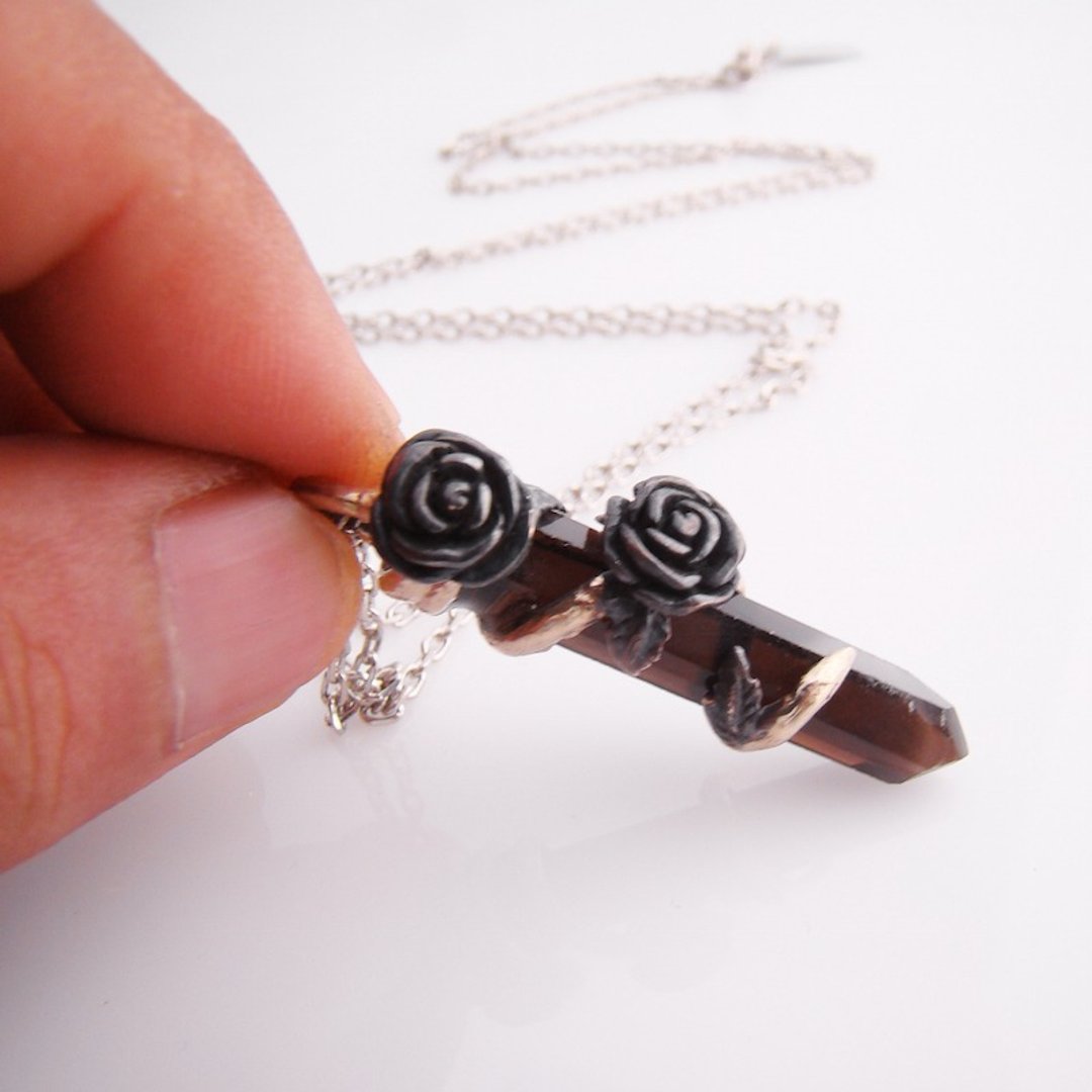 White bronze roses pendant with smoky quartz stone and oxidized antique color - 项链 - 其他金属 