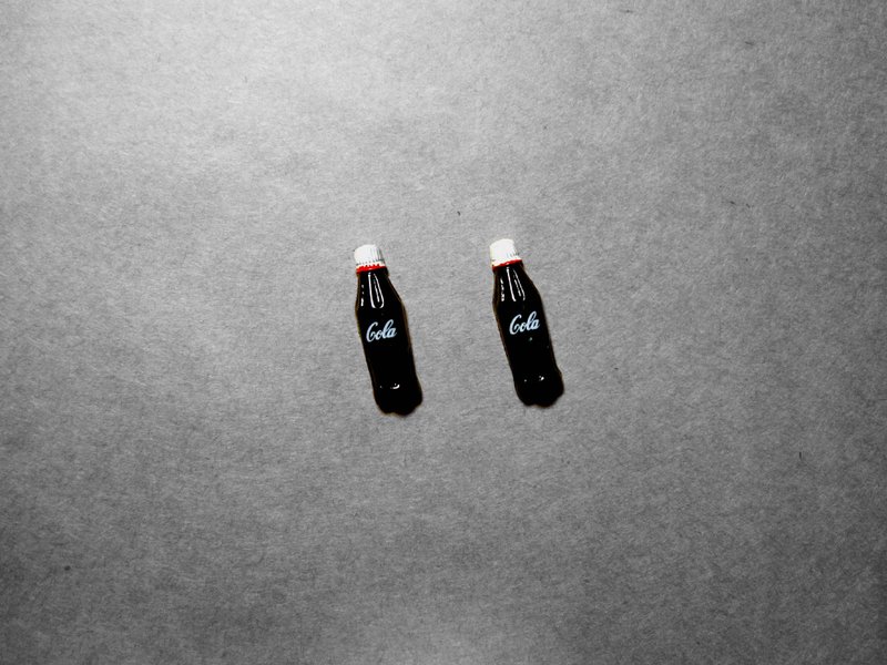 耳环：可乐 - 耳环/耳夹 - 塑料 黑色