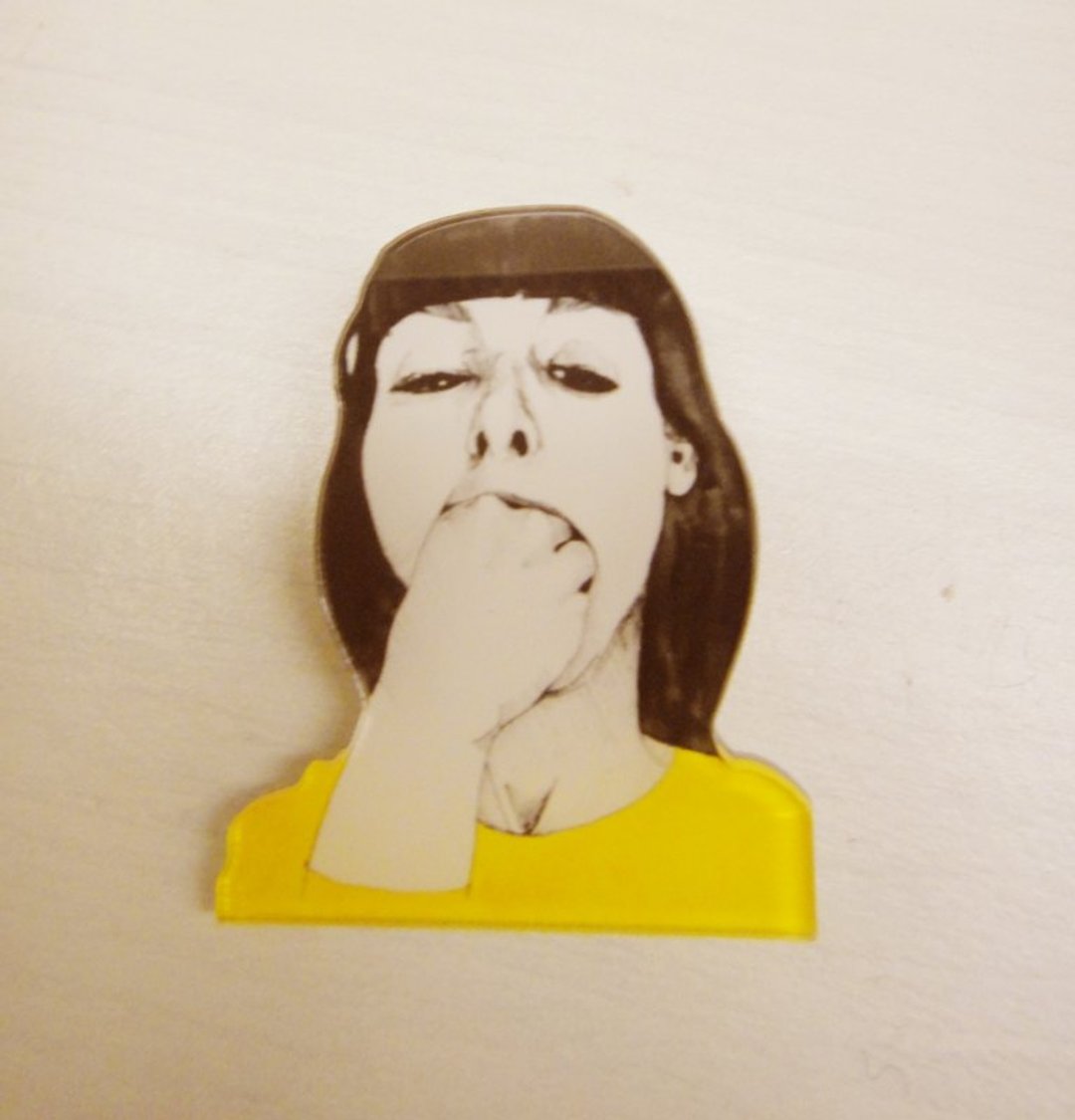 ＊pinpin＊吞拳少女的心事 压克力徽章 - 徽章/别针 - 塑料 黄色