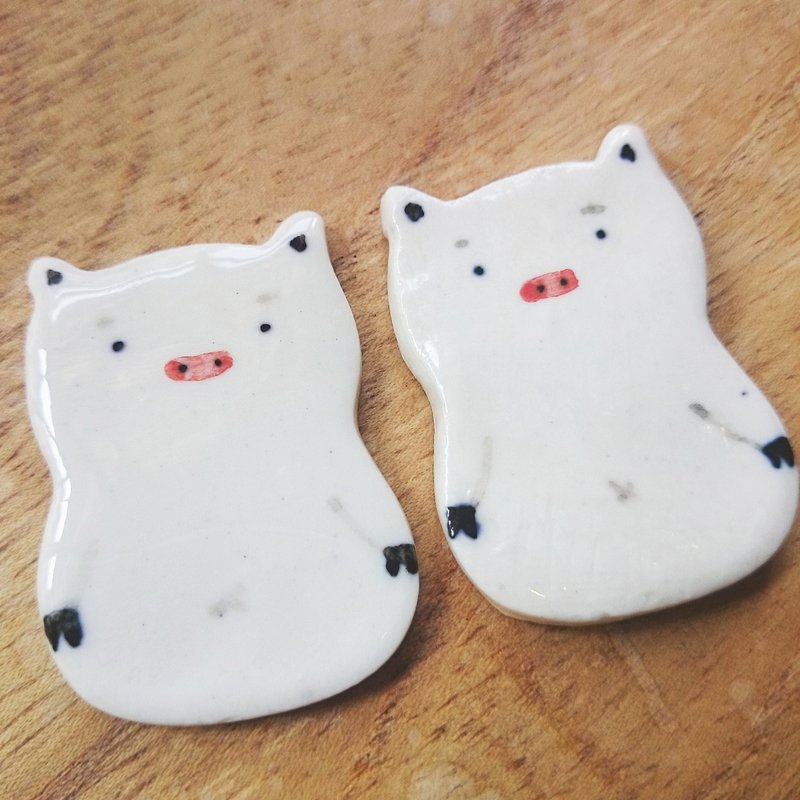 《KerKerland》Hello Piggy !☉陶别针两入一组 - 胸针 - 瓷 多色