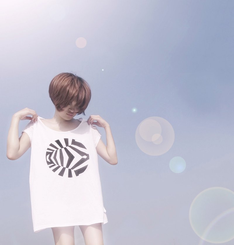 魔幻球 magic ball-最后一件 - 女装 T 恤 - 棉．麻 黑色