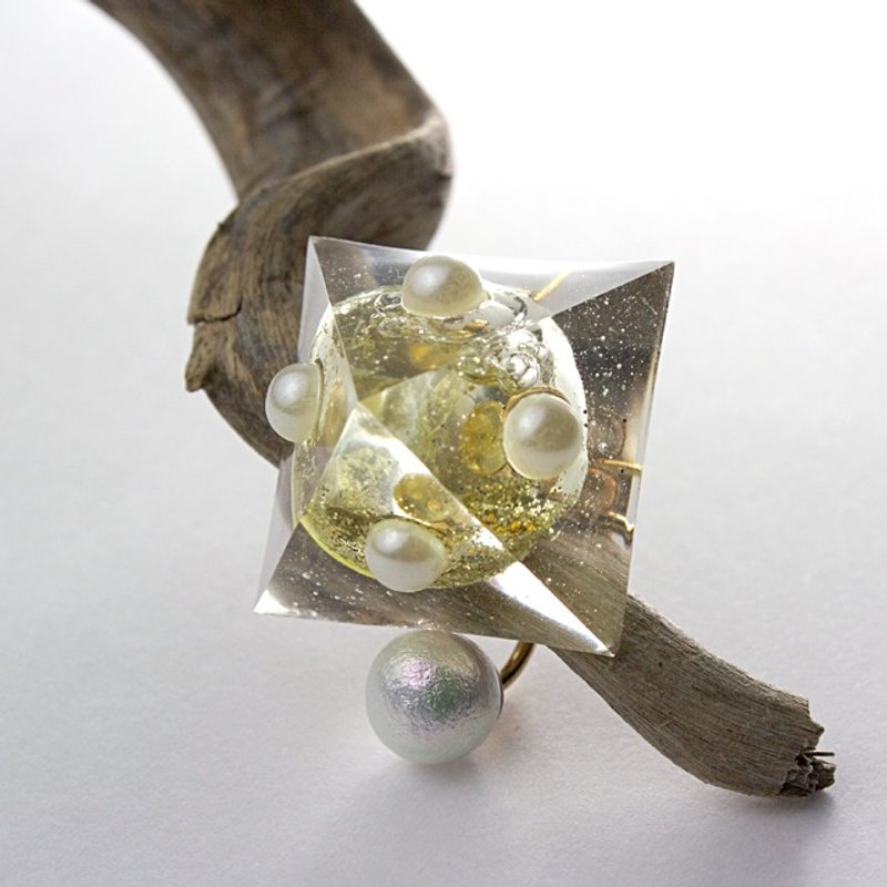 Pyramid earrings single (snow dome Queen) - 耳环/耳夹 - 其他材质 金色