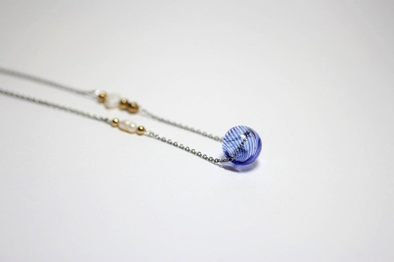 Blue&Pearl 宝蓝色条纹玻璃球珍珠黄铜项链 不锈钢链/长链/短链/锁骨链 - 锁骨链 - 其他金属 蓝色