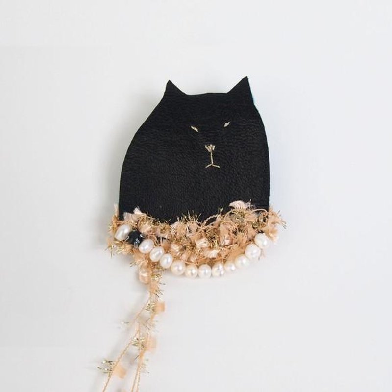 Daddy cat lady brooch No. 001 [Make-to-order production] - 胸针 - 人造皮革 黑色