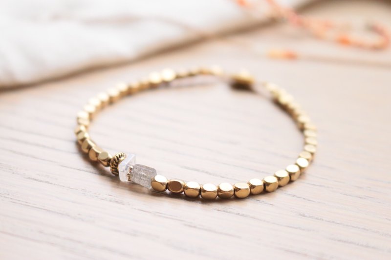 <☞ HAND IN HAND ☜> 光谱石-打击 黄铜手环 (0583) - 手链/手环 - 宝石 白色