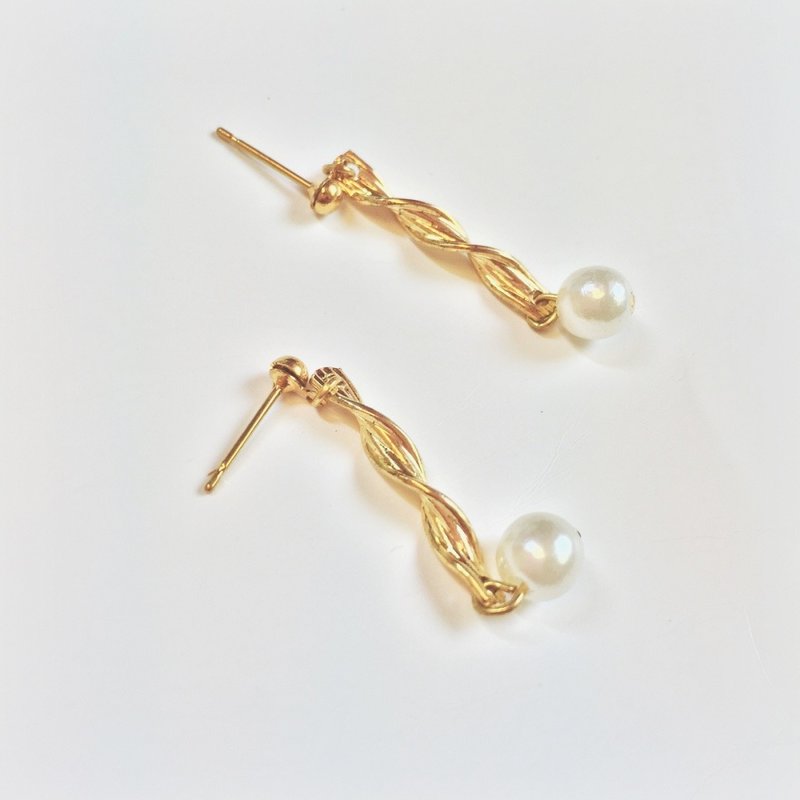 Marygo［扭转糖果纸珍珠］金色耳环 - 耳环/耳夹 - 其他金属 