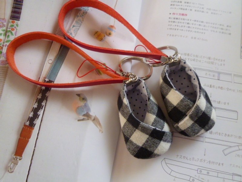 黑白格 好孕鞋吊饰 - 吊饰 - 棉．麻 黑色