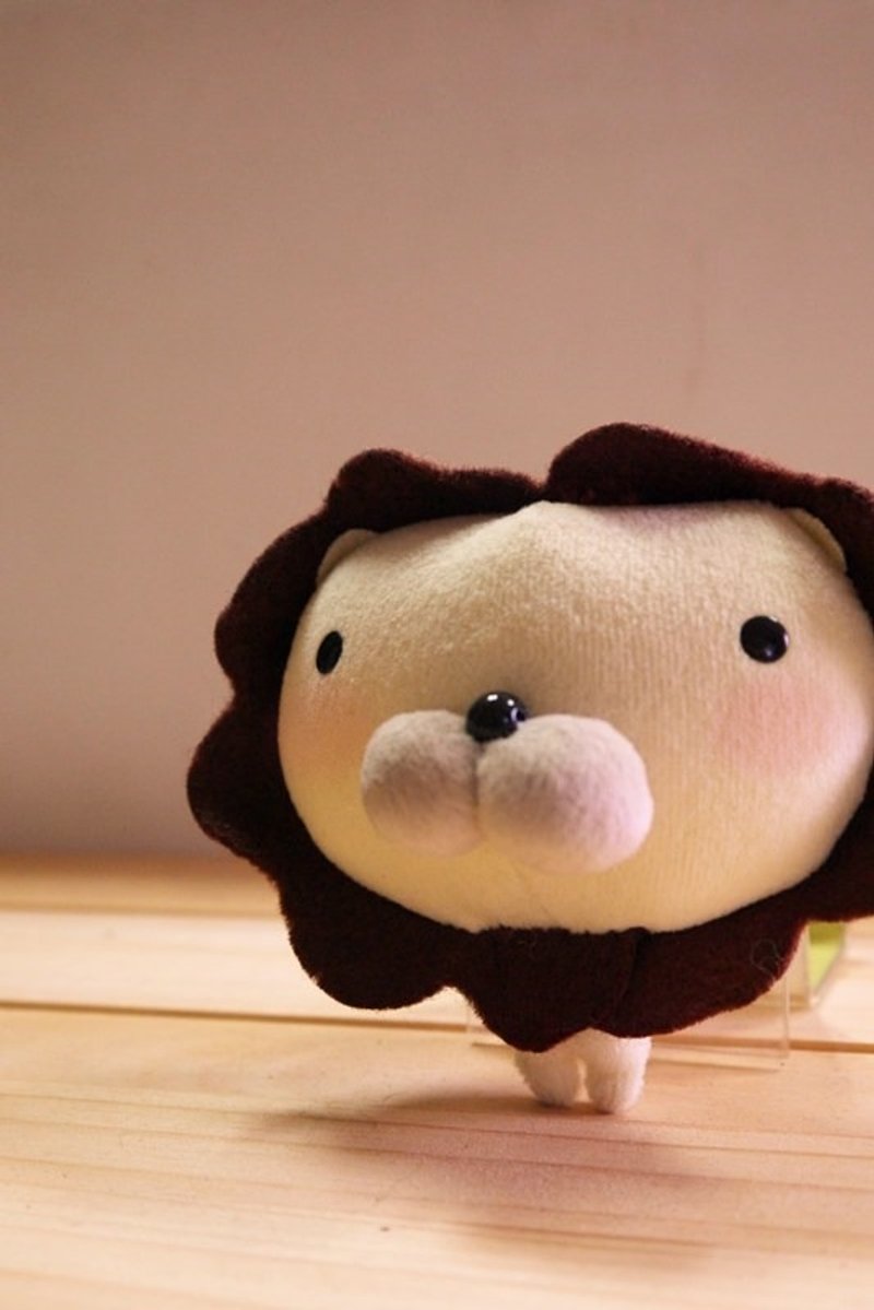 Bucute 擦拭手机屏幕┃日葵狮手机吊饰┃附耳机塞┃礼物 - 吊饰 - 其他材质 黄色