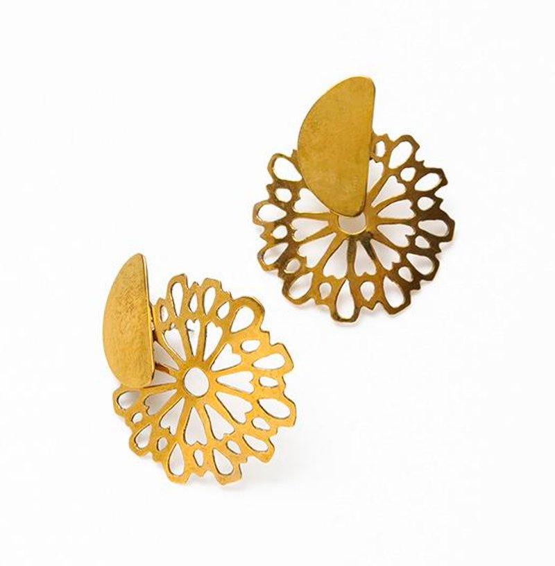 Brass lace pierce - 耳环/耳夹 - 其他金属 金色