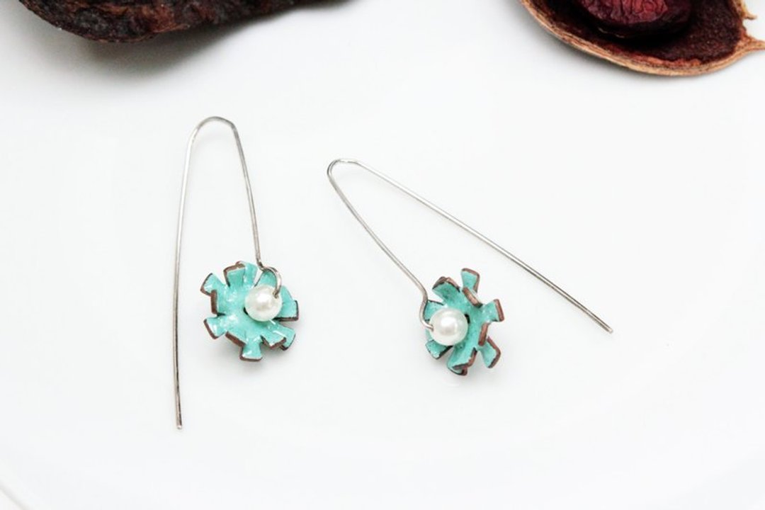 Flora Earrings 花朵珐琅耳环(蓝绿) - 耳环/耳夹 - 其他金属 蓝色