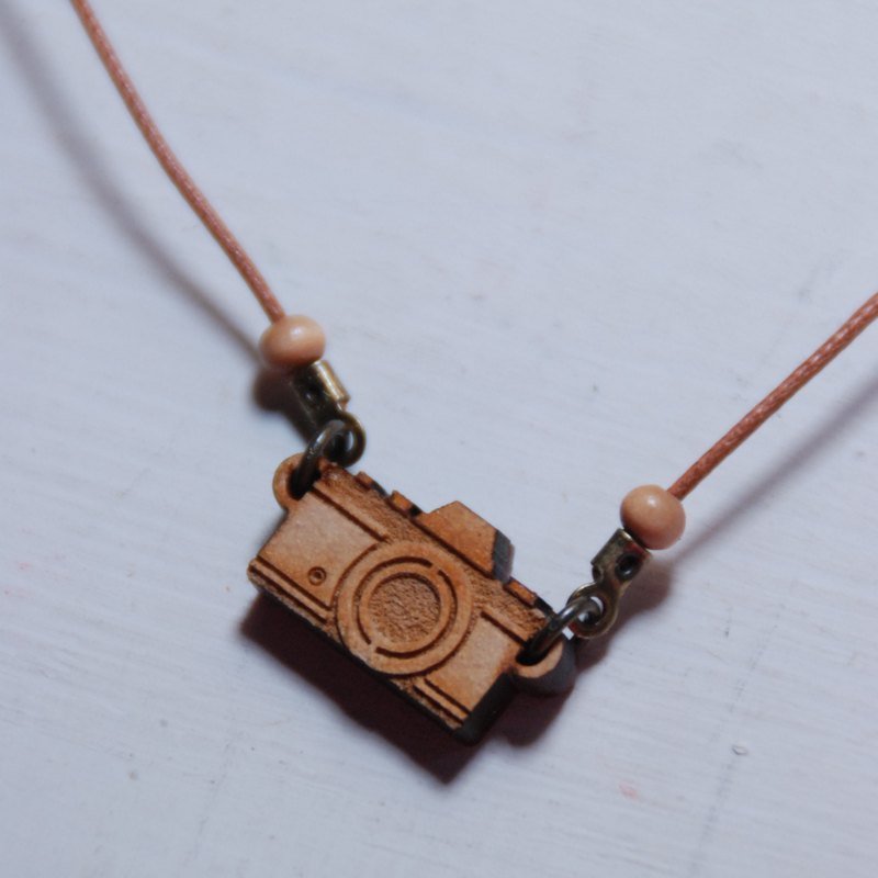 带着相机去旅行吧!![复古标准版相机] - 项链 - 木头 咖啡色