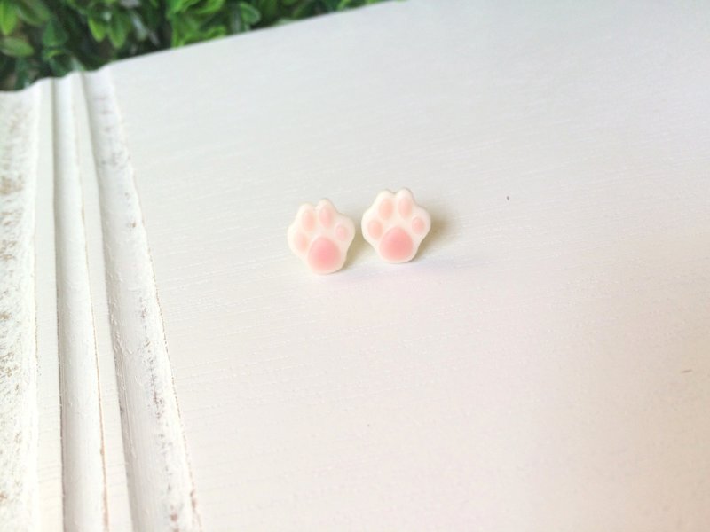 *Haku·Neko* 猫咪专属白色配嫩粉色小玉球耳环 - 耳环/耳夹 - 塑料 白色
