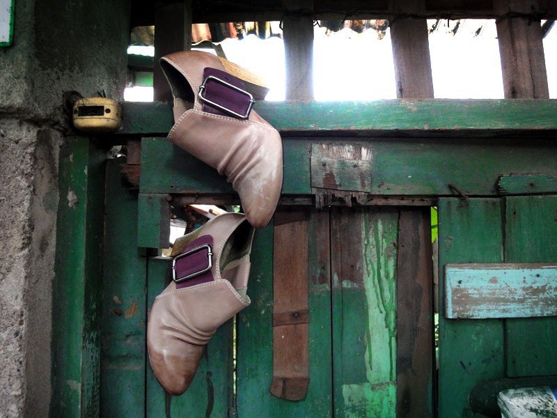 妳不会发现。无所不在。擦色牛皮方跟踝靴 (灰棕) - 女款休闲鞋 - 真皮 