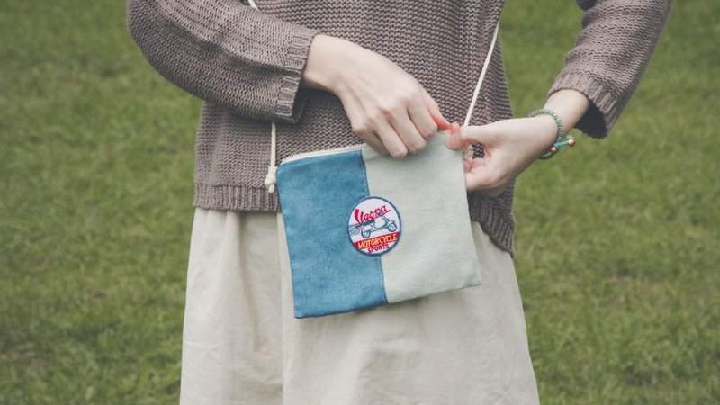 ::斜背小包:: 牛仔拼接美式复古徽章 - 徽章/别针 - 其他材质 蓝色