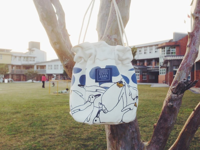 ::浏海树:: 侧背水桶包＿蓝点企鹅们（现货供应中） - 侧背包/斜挎包 - 其他材质 白色