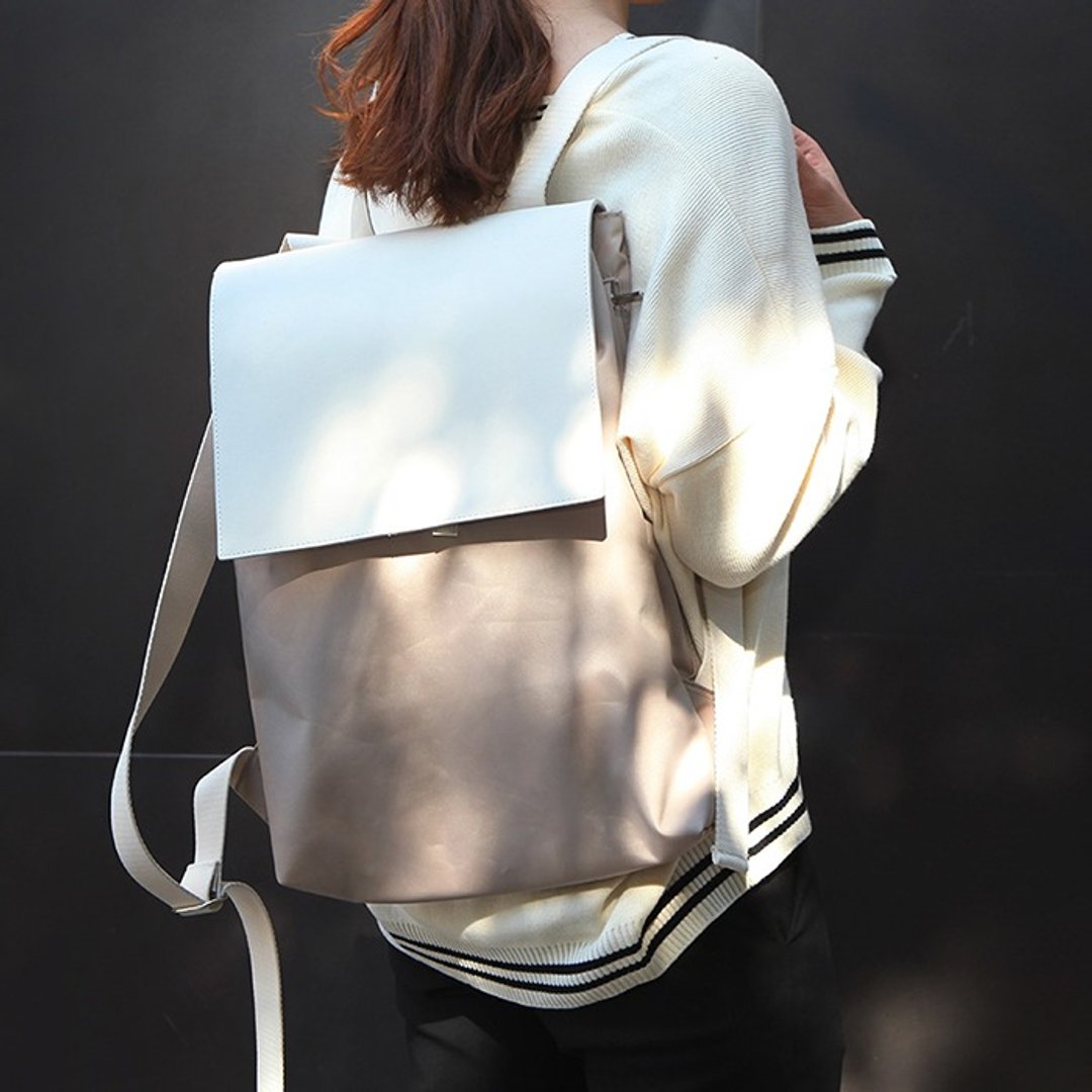 韩国ithinkso 直立后背包 双材质混搭 LEATHER FLAP BACKPACK-BeigeWhite - 后背包/双肩包 - 其他材质 