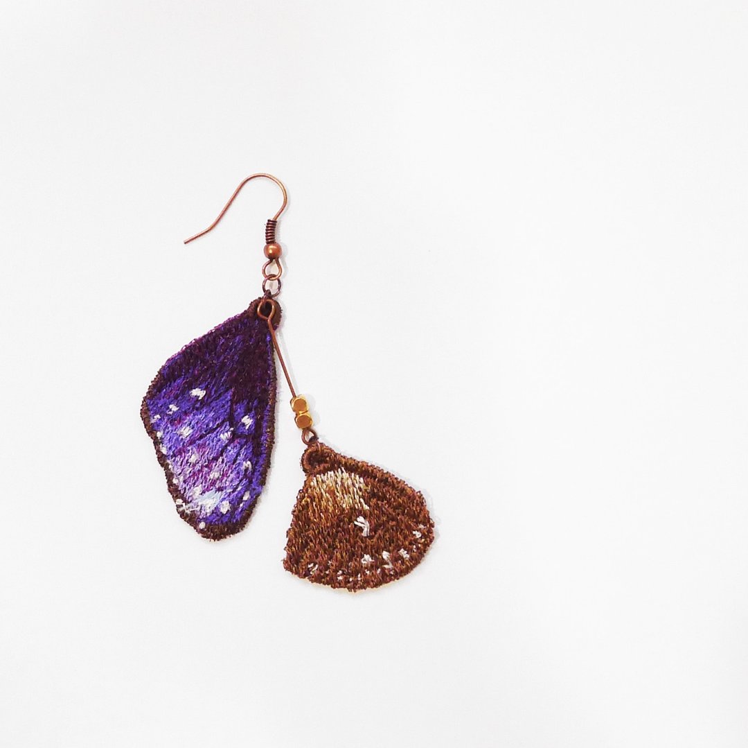 ［织林］刺绣。蝶羽耳环 ( 双翅)  / 紫斑蝶 Euploea mulciber barsine - 耳环/耳夹 - 绣线 紫色