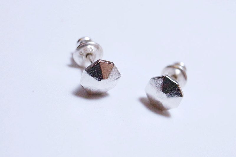 Logo系列~纯银极简钻石耳环 - 耳环/耳夹 - 其他金属 灰色