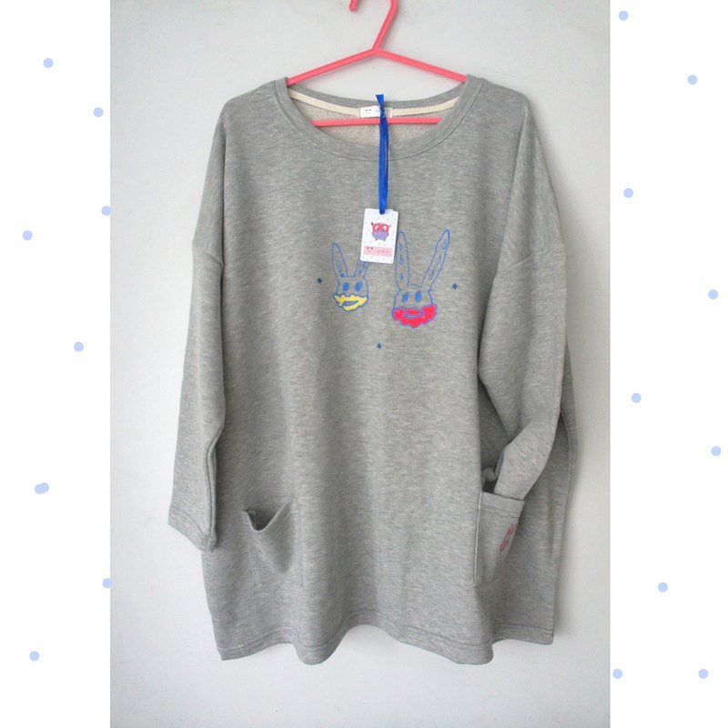 两个口袋灰色圆领厚棉宽宽长袖 ＊一只骄傲的猪米格鲁 / 彩色胡子兔 / 一座小山 / 凤梨、西瓜、▲、★＊/ 猫头鹰热气球 - 女装 T 恤 - 棉．麻 灰色