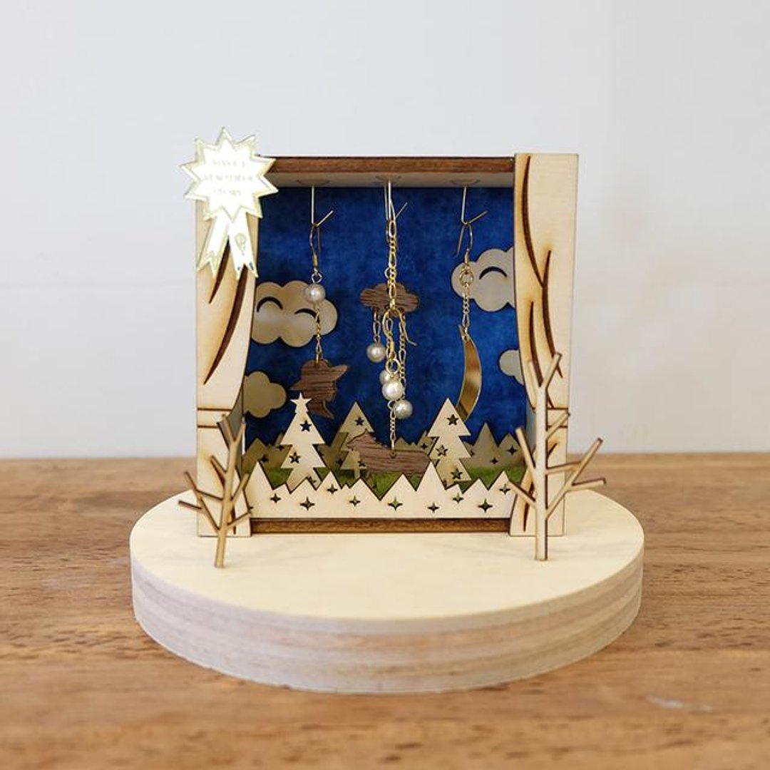 Pierce (Earrings) × 4 and Story Square Box "Howling" - 耳环/耳夹 - 其他金属 金色