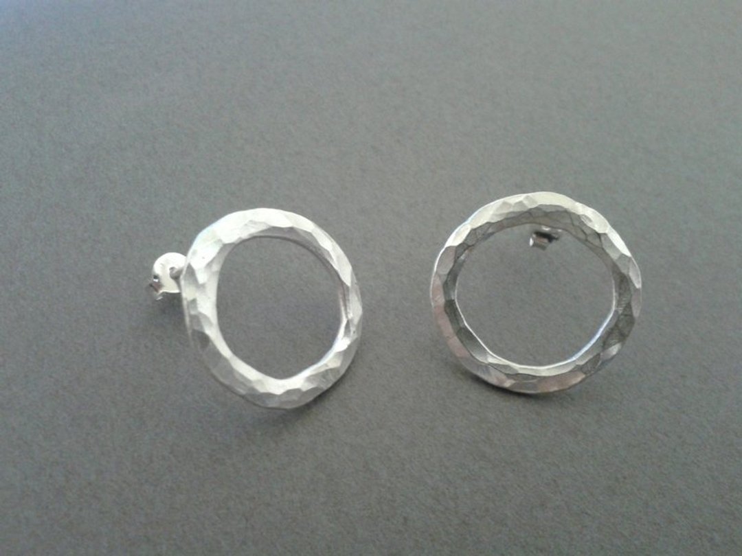 纯银耳环,锻敲系列Forging collection 纯银耳坠FGE006 台湾设计师手工银饰 - 耳环/耳夹 - 纯银 白色