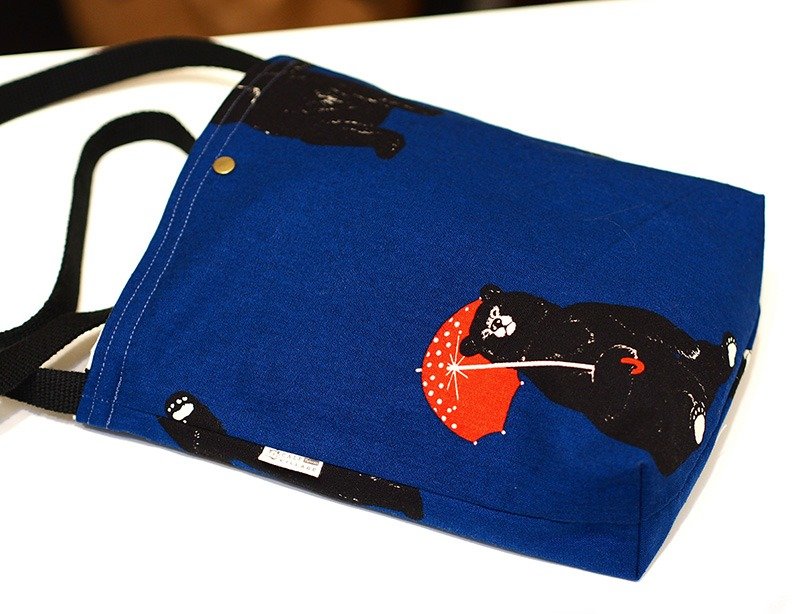 小牛村 Calf Village 侧背包 极简便利斜背包 {袋我走-撑小伞的大黑熊} 藏蓝 - 侧背包/斜挎包 - 其他材质 