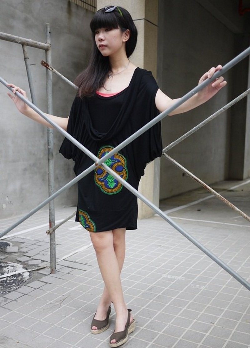 免邮优惠！洋嘎YOUNGA非洲花布垂领露肩飞鼠洋装：黑色 - 洋装/连衣裙 - 棉．麻 