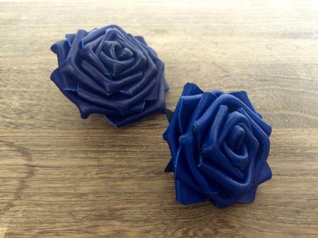 蓝色皮革玫瑰襟花 - 胸针 - 真皮 蓝色