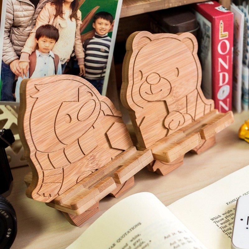 【男女朋友礼物】企鹅与北极熊情侣手机座 / 定制化刻字 - 手机座/防尘塞 - 竹 咖啡色