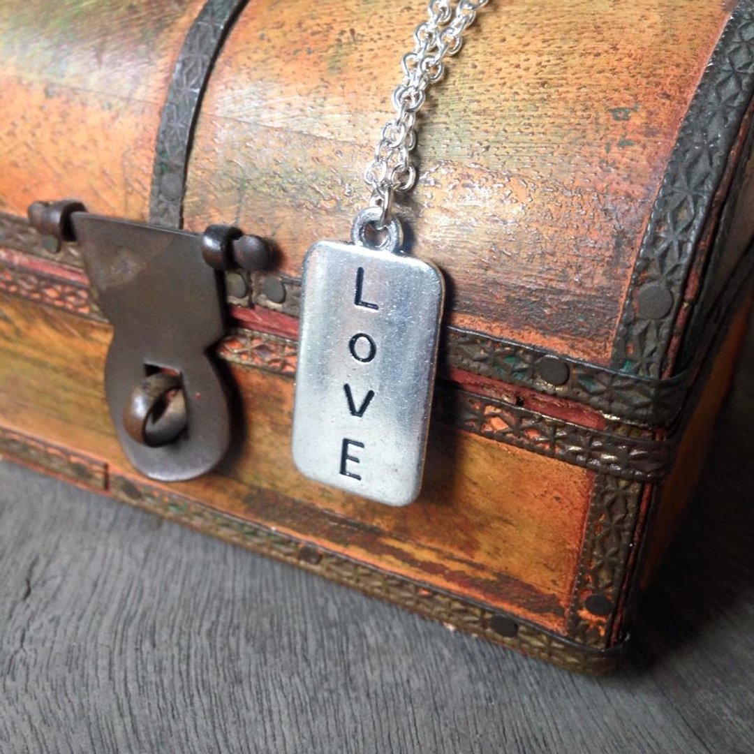 【Story Necklace 故事项链】LOVE直式仿铁牌 - 项链 - 其他金属 