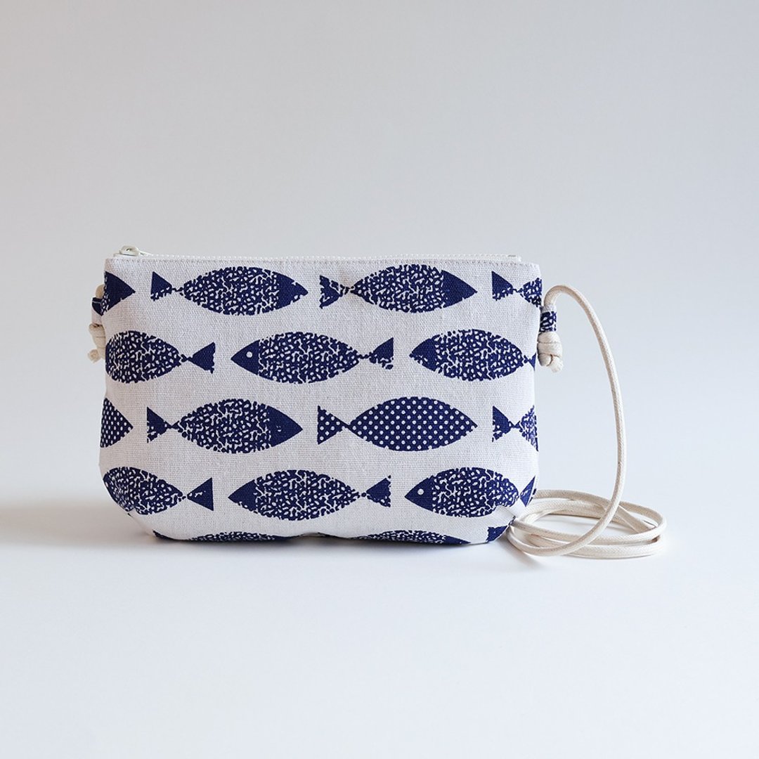 手工车缝制湛蓝色拓印小鱼随身小斜肩背布包 - 侧背包/斜挎包 - 棉 蓝色