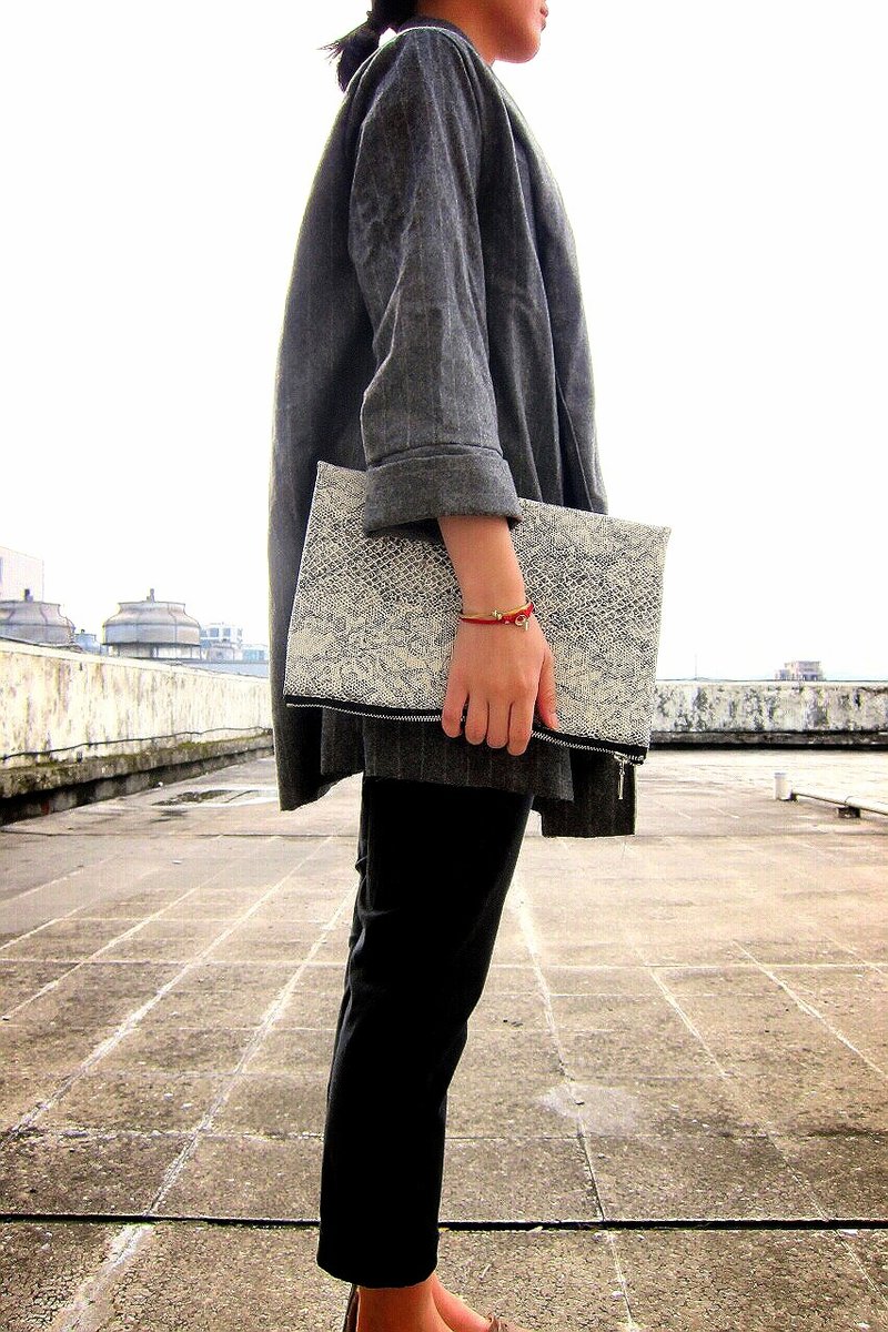 蛇皮纹折叠手拿包 - 手拿包 - 塑料 黑色