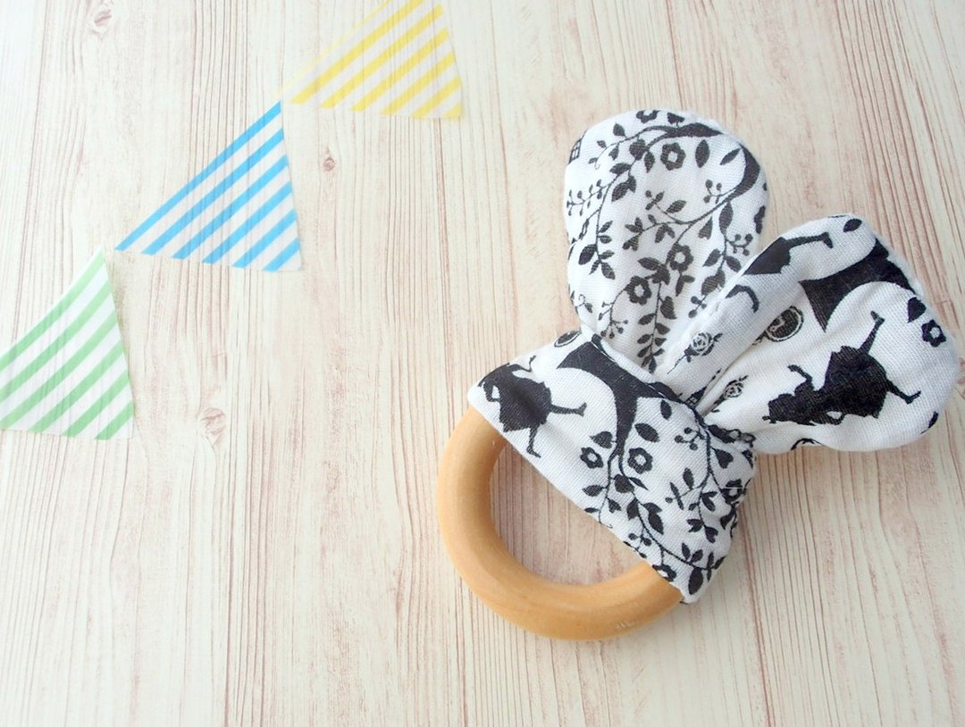 Wooden Teething Ring.Organic Wooden Ring,Handmade,Sensory Toy,Natural Maple Wood,Alice in Wonderand,Boy,Girl - 玩具/玩偶 - 木头 黑色