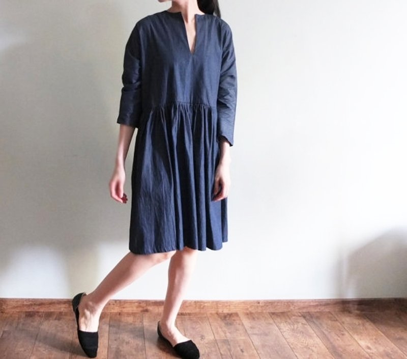棉质丹宁七分袖深Ｖ皱摺洋装 - 洋装/连衣裙 - 棉．麻 