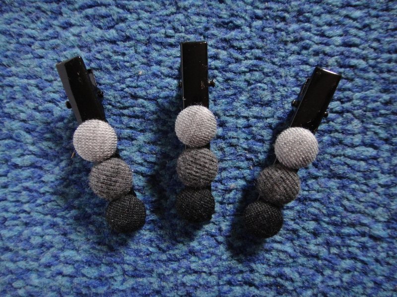 ◕ 绝版售，最后一波。(C) 黑色幽默_布制钮扣发夹 - 发饰 - 其他材质 白色