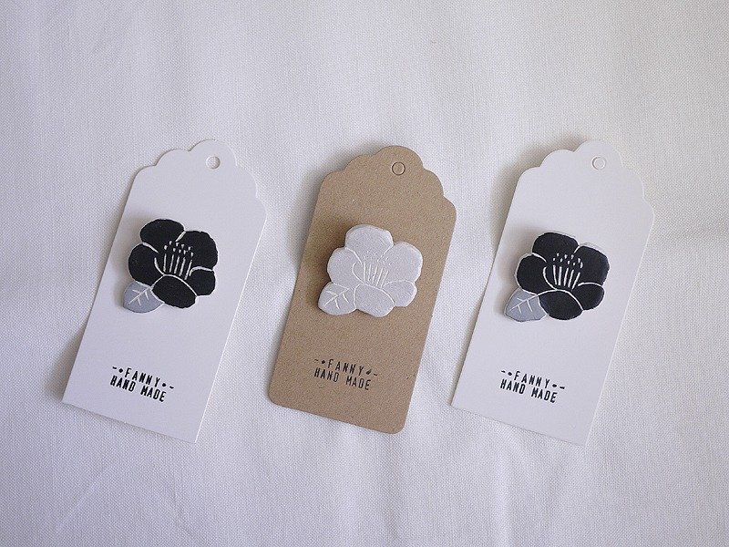 手作免烧陶土山茶花别针 银 Handmade Air Dry Clay Camellia Brooch Sliver - 胸针 - 粘土 黑色