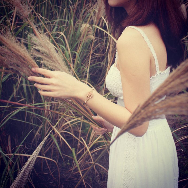 *hippie* Flora│花神 裸色蔷薇珍珠水晶菱框黄铜质感手链 婚礼饰 - 手链/手环 - 其他金属 多色