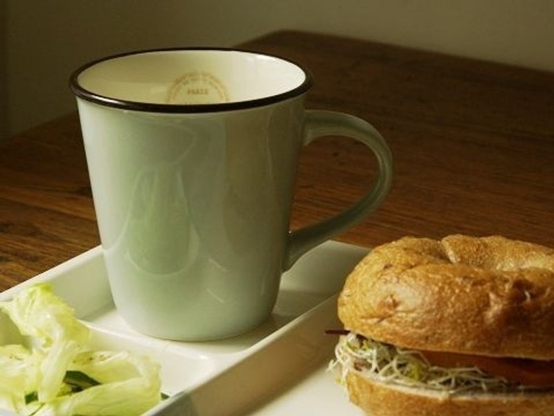 日本IZAWA Broche 法国风印章图案 斜切线条马克杯 沙粉蓝 - 咖啡杯/马克杯 - 其他材质 蓝色