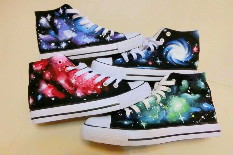 god leading手作-【手工纯手绘鞋】单色星空宇宙  手は描きます Draws 休闲鞋使用MIT 台湾制富发牌 - 男款休闲鞋 - 其他材质 蓝色
