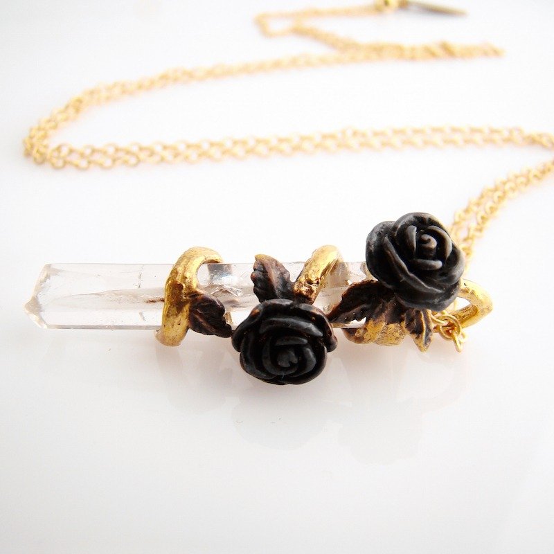 Brass roses pendant with clear quartz stone and oxidized antique color - 项链 - 其他金属 