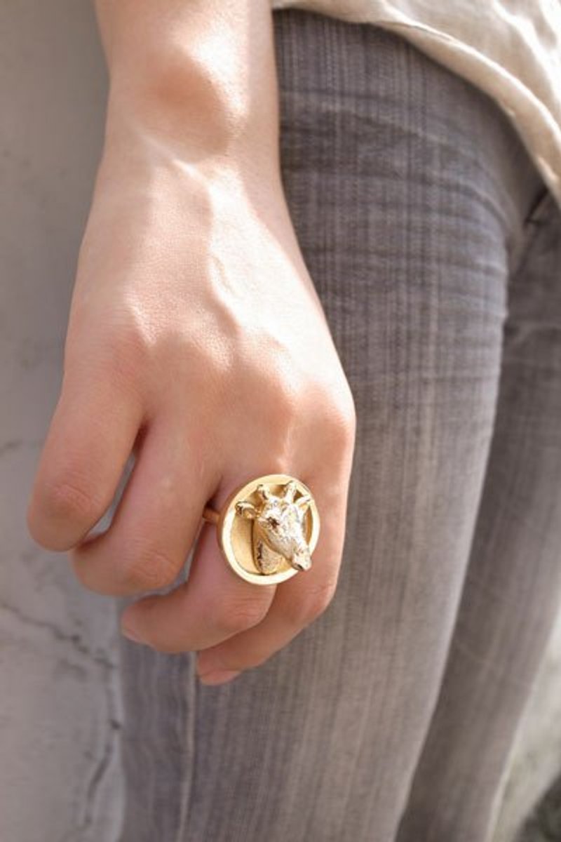 Human Free系列~黄铜镀18K金啾一下长颈鹿圆牌戒指 - 戒指 - 其他金属 金色