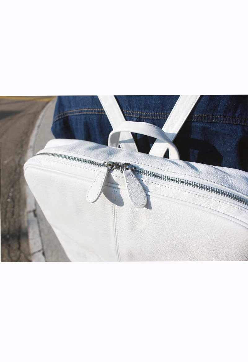 正方形 简约 白色 大容量 真皮牛皮 双肩包 可放A4纸 11吋计算机 - 后背包/双肩包 - 真皮 白色